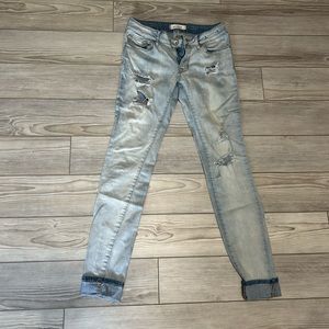 Bullhead distressed ripped jeans size 3 low rise skinniest light wash